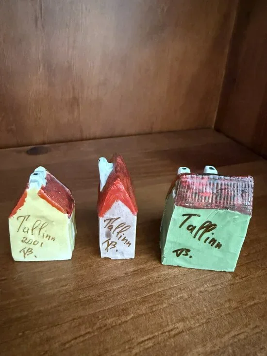 Small hand-painted ceramic house figurines from Tallinn, Estonia - Picture 2 of 4